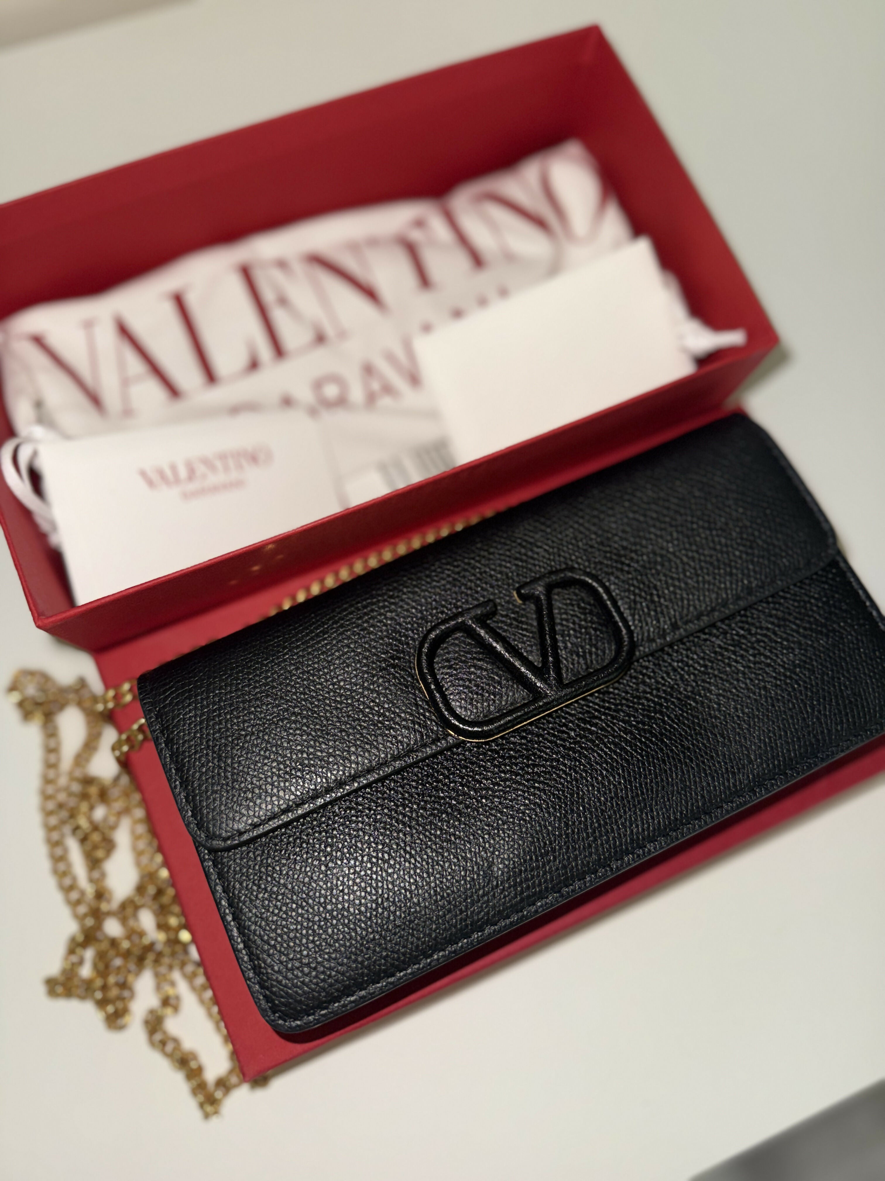 Black leather VLOGO chain wallet with gold hardware — Valentino | Endless UAE