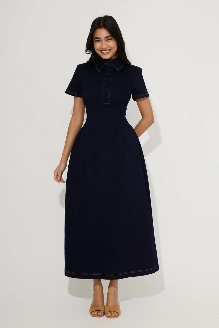 Woman wearing navy cotton denim collared midi dress with short sleeves — Endless | Endless UAE
