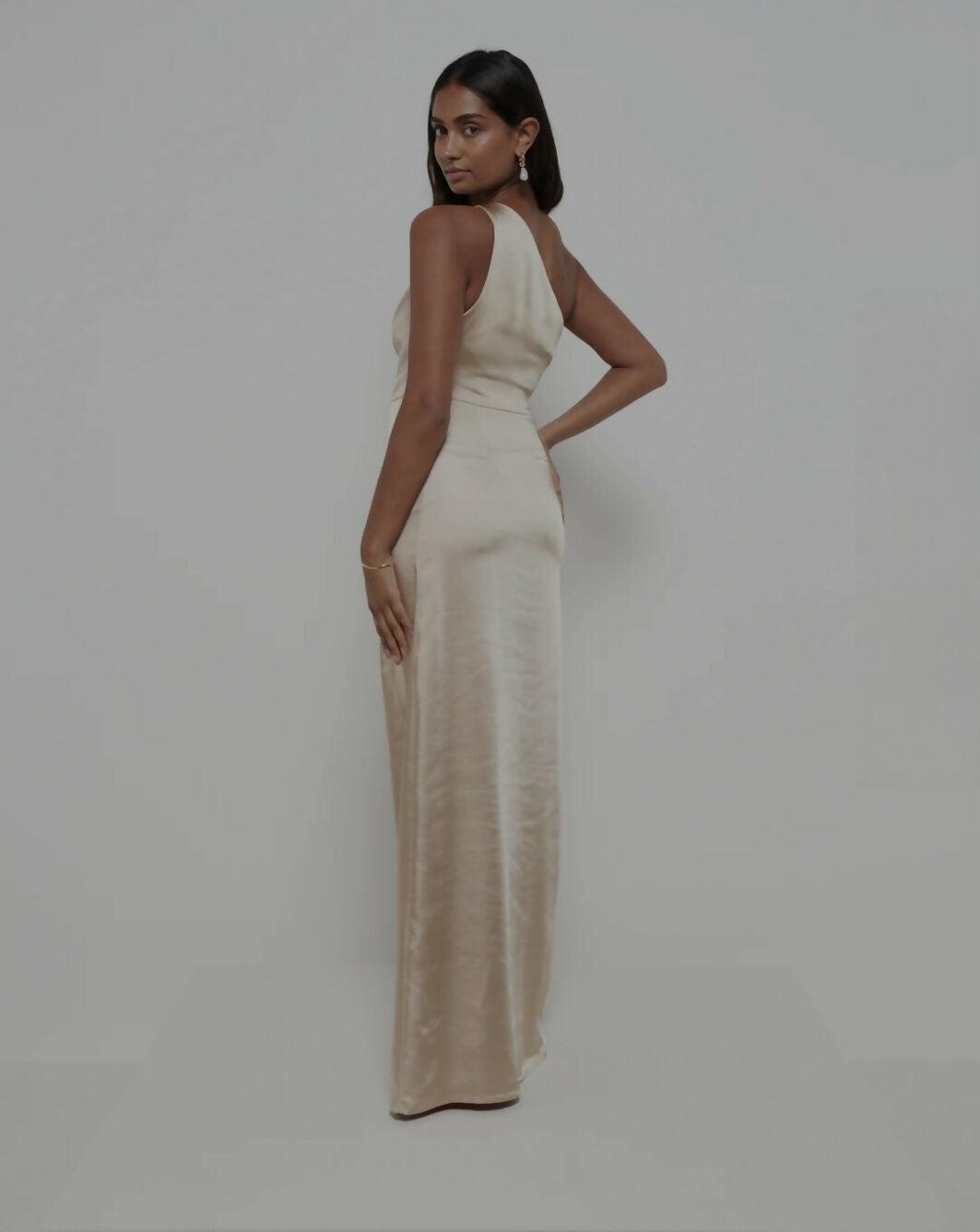 Amelia Ruched Maxi Bridesmaid Dress - Endless - UAE Rental and Resale for Women's Fashion