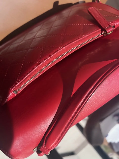 Red leather curved messenger bag with interlocking CC logo detail — Chanel | Endless UAE