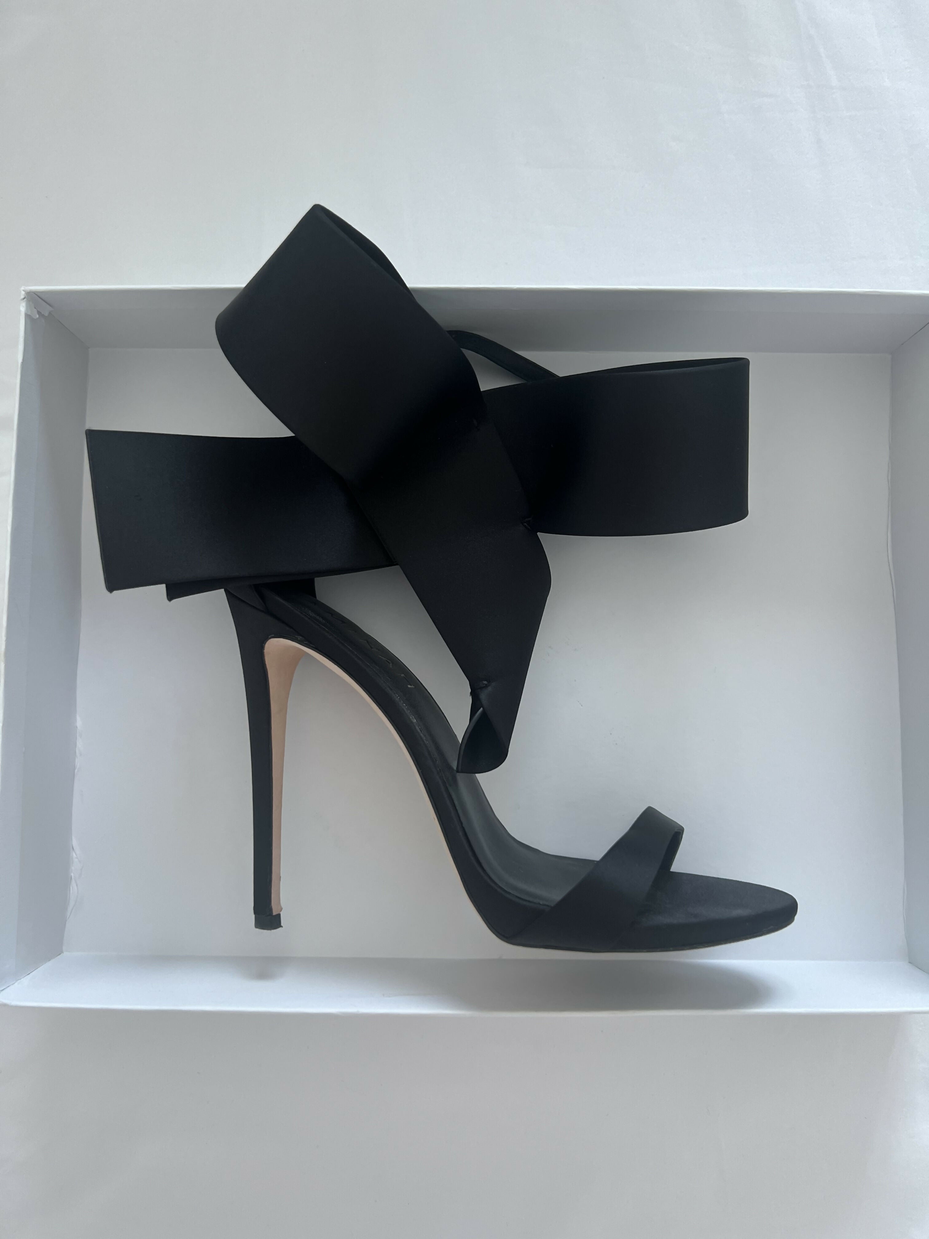 Bow Open-Toe Sandals - Endless - UAE Rental and Resale for Women's Fashion