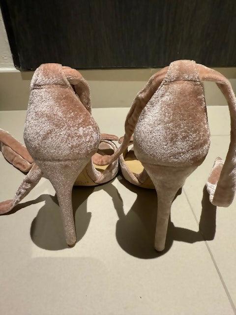 Clarita Bow-Embellished Velvet Sandals Blush - Endless - UAE Rental and Resale for Women's Fashion