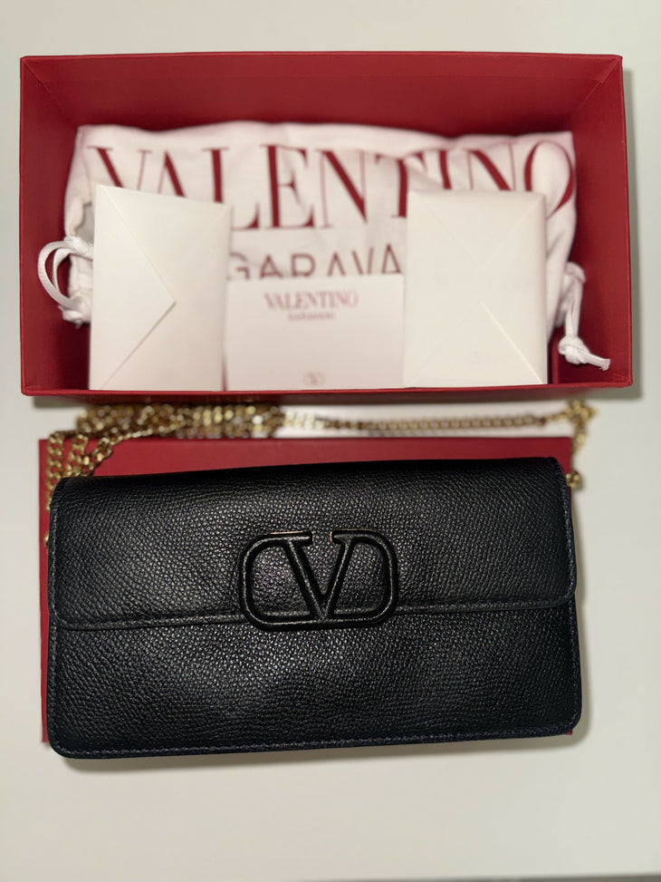 Black leather VLOGO chain wallet with gold hardware — Valentino | Endless UAE