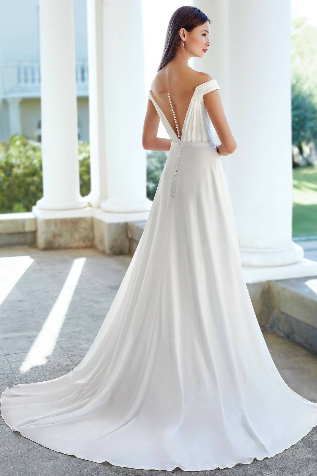 Off-shoulder white wedding dress with ruched bodice and flowing skirt — Justin Alexander | Endless UAE