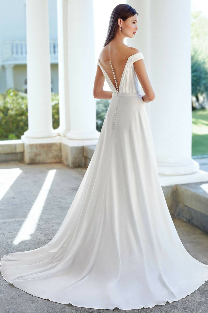 Off-shoulder white wedding dress with ruched bodice and flowing skirt — Justin Alexander | Endless UAE