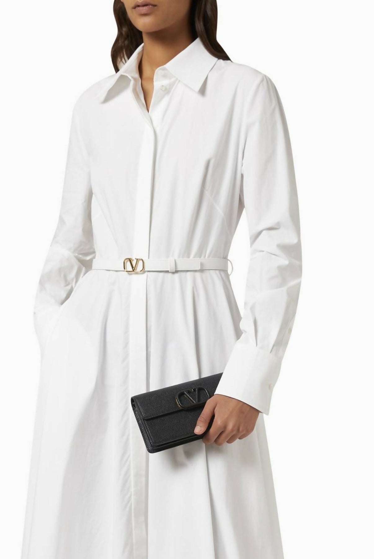 Black leather VLOGO chain wallet with gold hardware — Valentino | Endless UAE