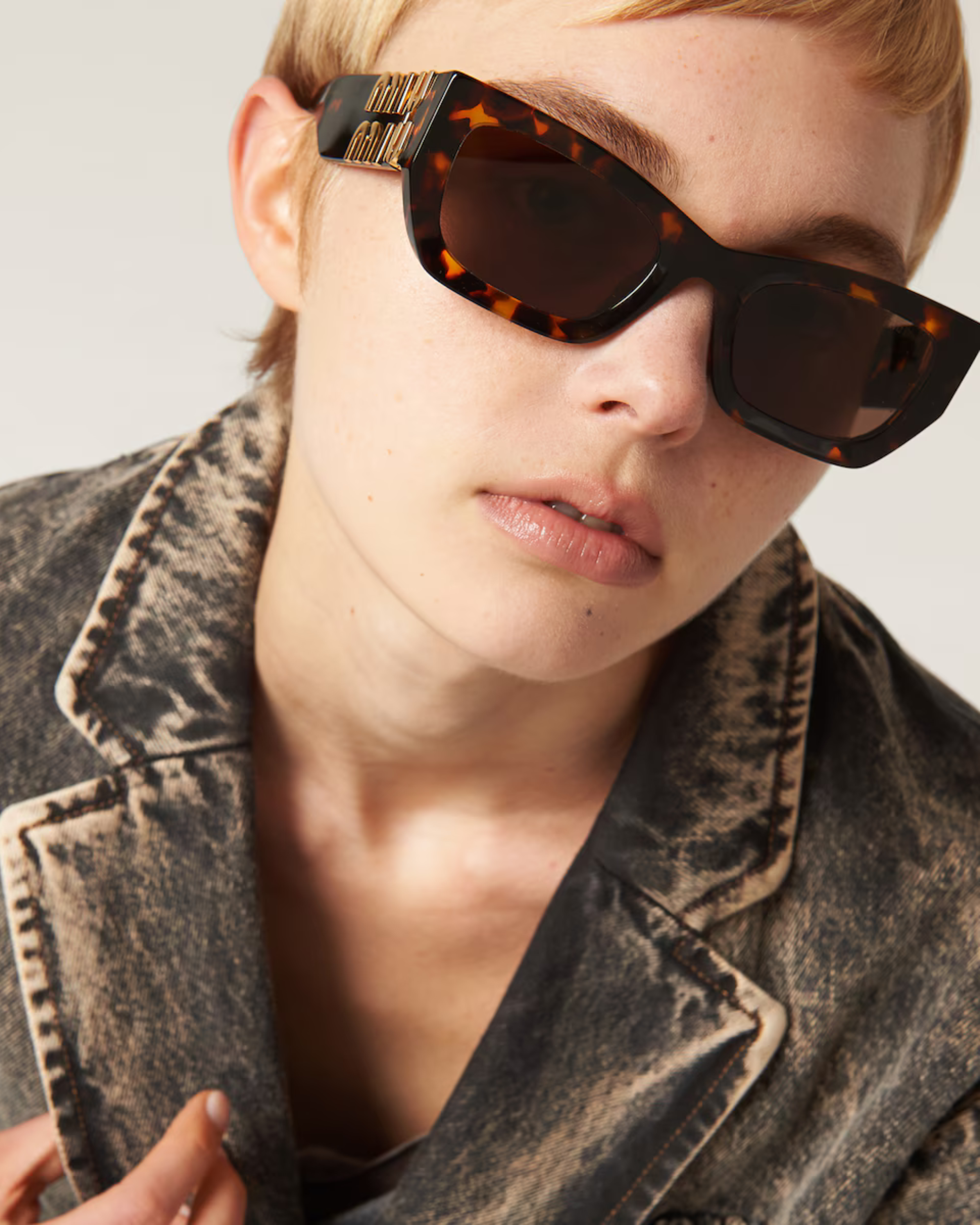 Miu Glimpse Sunglasses - Endless - UAE Rental and Resale for Women's Fashion