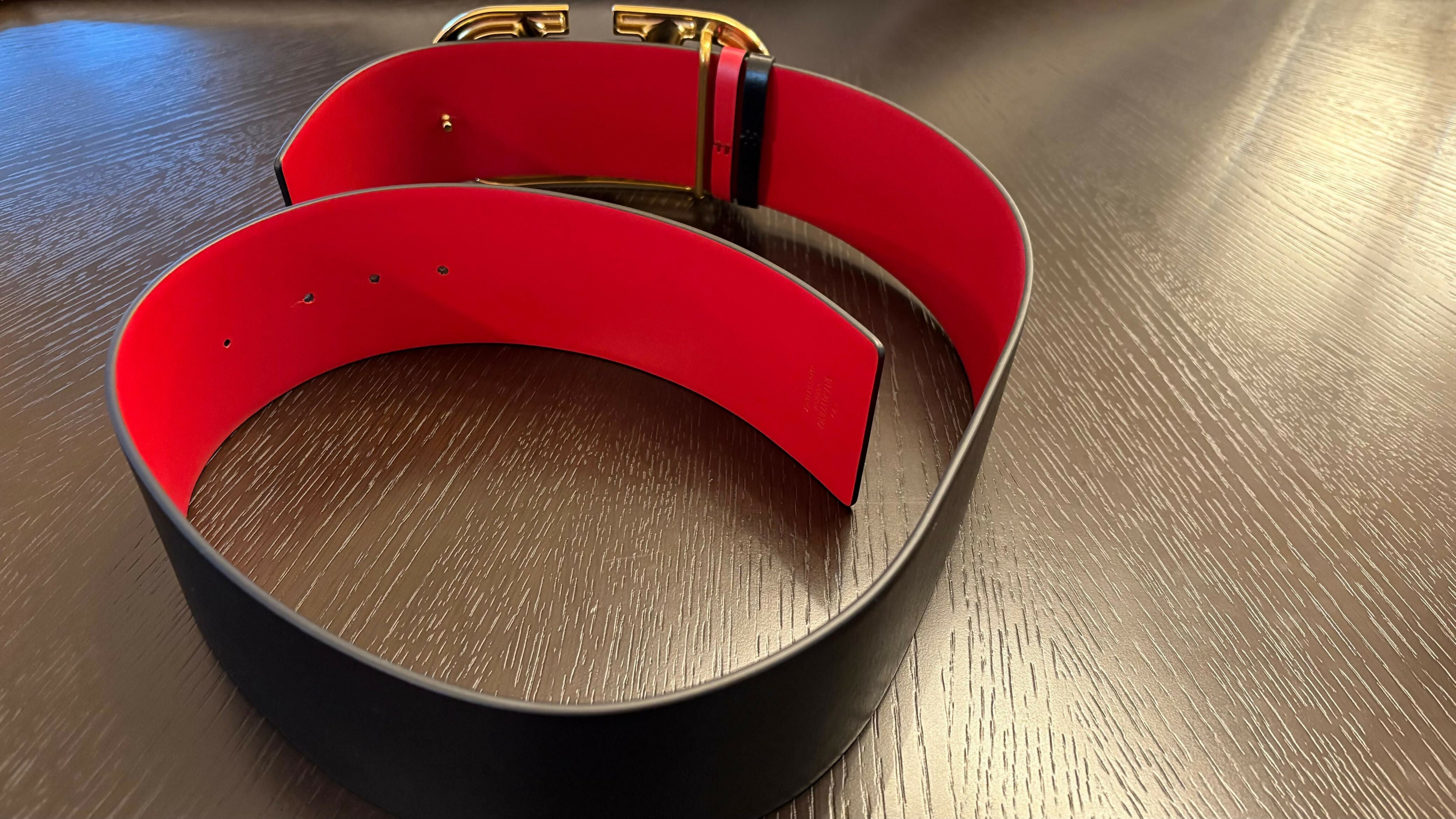 VLogo Signature Reversible Leather Belt - Endless - UAE Rental and Resale for Women's Fashion
