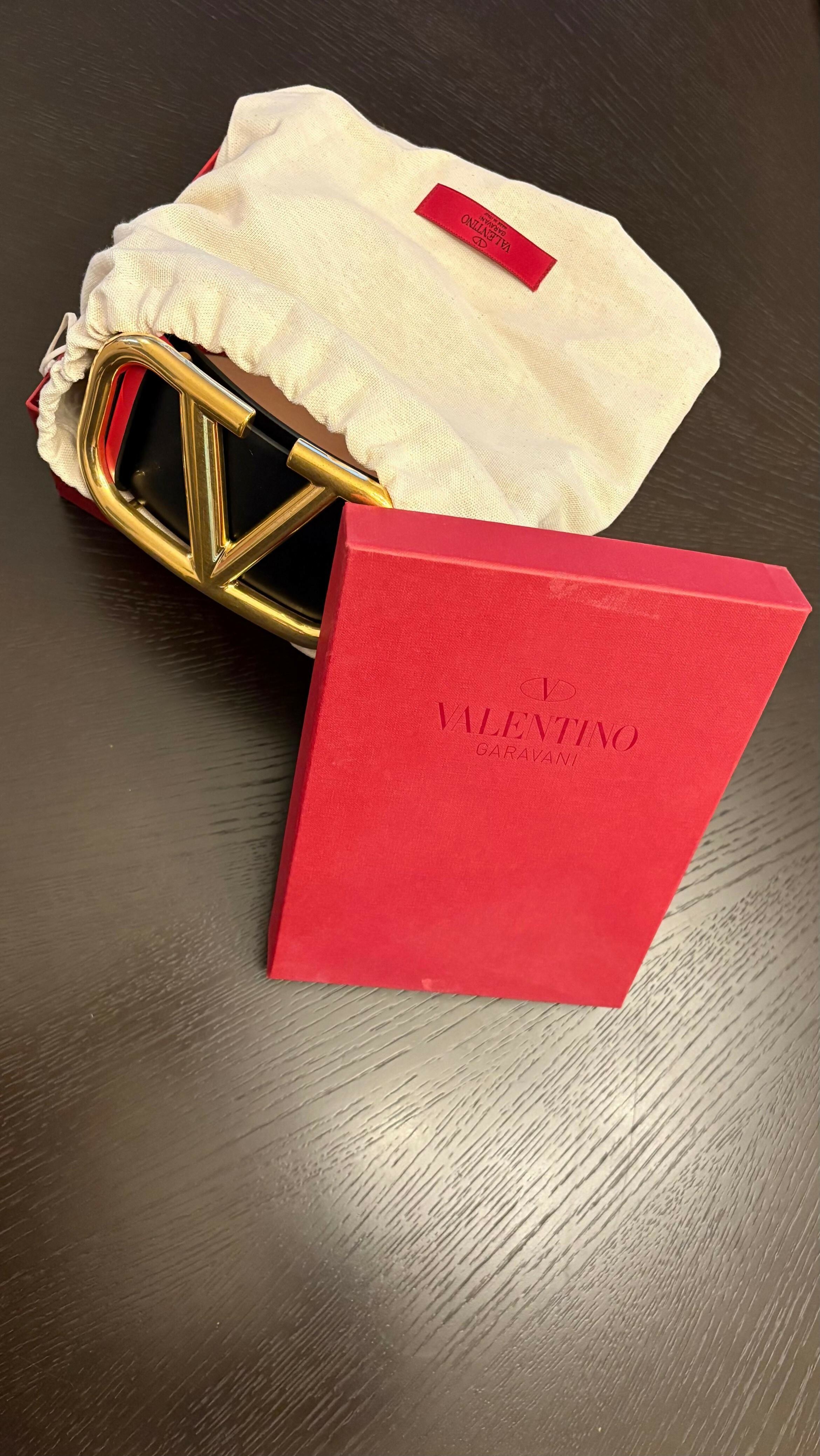 VLogo Signature Reversible Leather Belt - Endless - UAE Rental and Resale for Women's Fashion