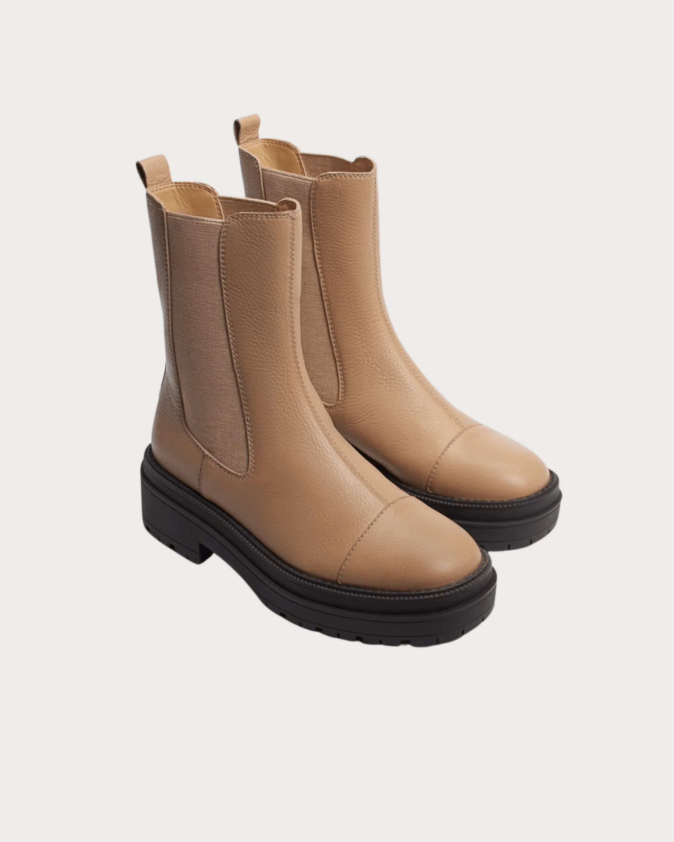 Wellington Lug Sole Chelsea Boot - Endless - UAE Rental and Resale for Women's Fashion
