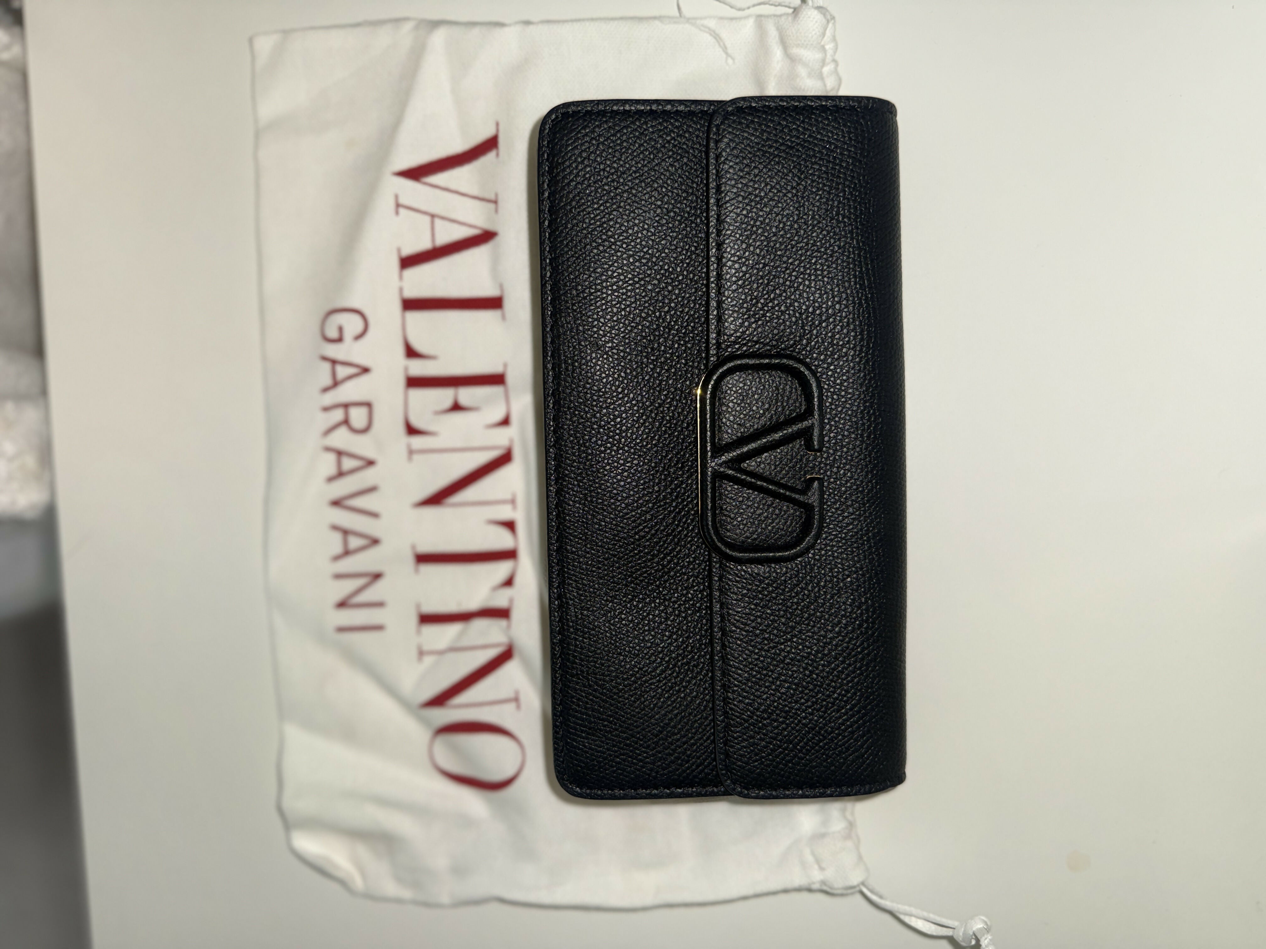 Black leather VLOGO chain wallet with gold hardware — Valentino | Endless UAE