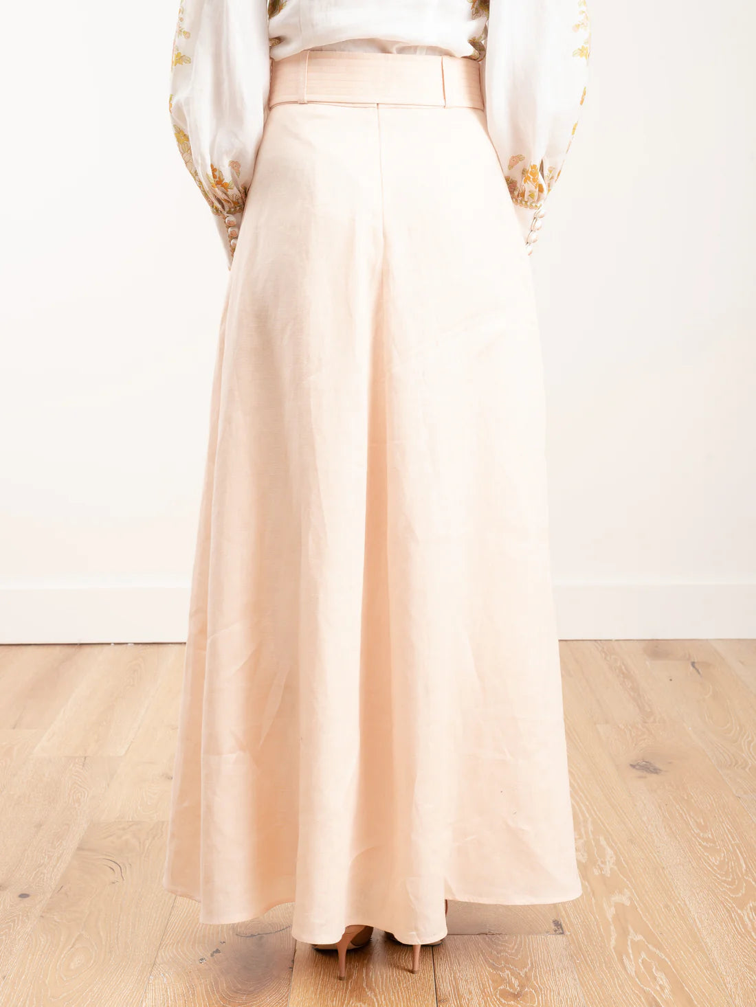 Super Eight Linen Skirt in cream, paired with patterned blouse — Zimmermann | Endless UAE